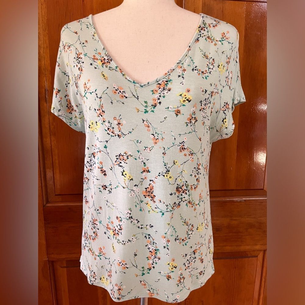 Green Floral V-Neck Short-sleeves Top